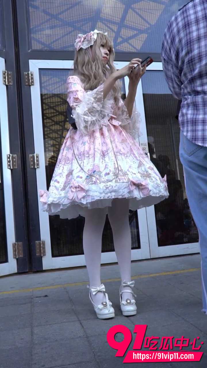 华尔兹漫展超强抄底之作 超长7分钟极致高清欣赏白丝洛丽塔美女圆润翘臀与诱人内内走光细节
