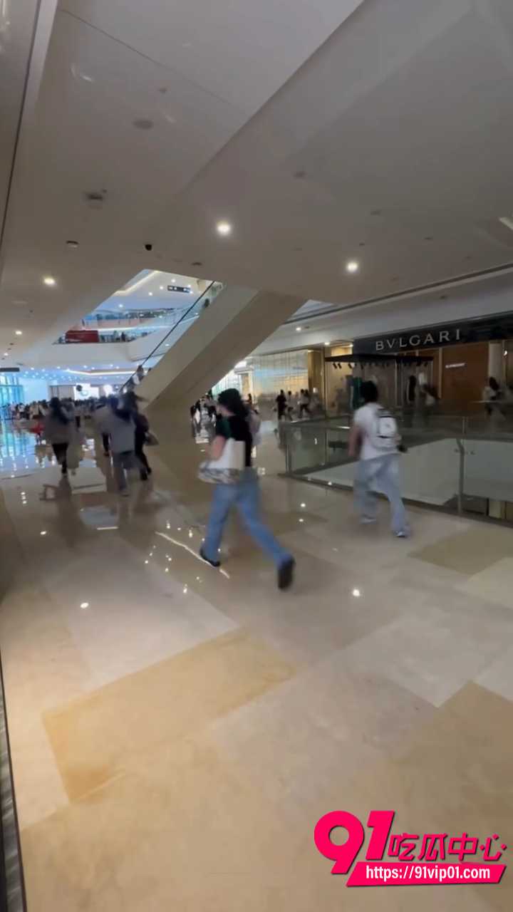 张凌赫女粉丝挤碎玻璃门6 张凌赫女粉丝挤碎玻璃门6