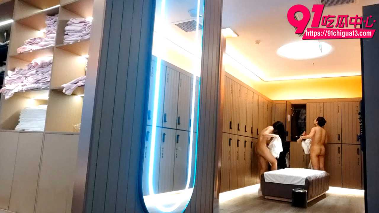 高端会所更衣室高质量偷拍流出4 高端会所更衣室高质量偷拍流出4