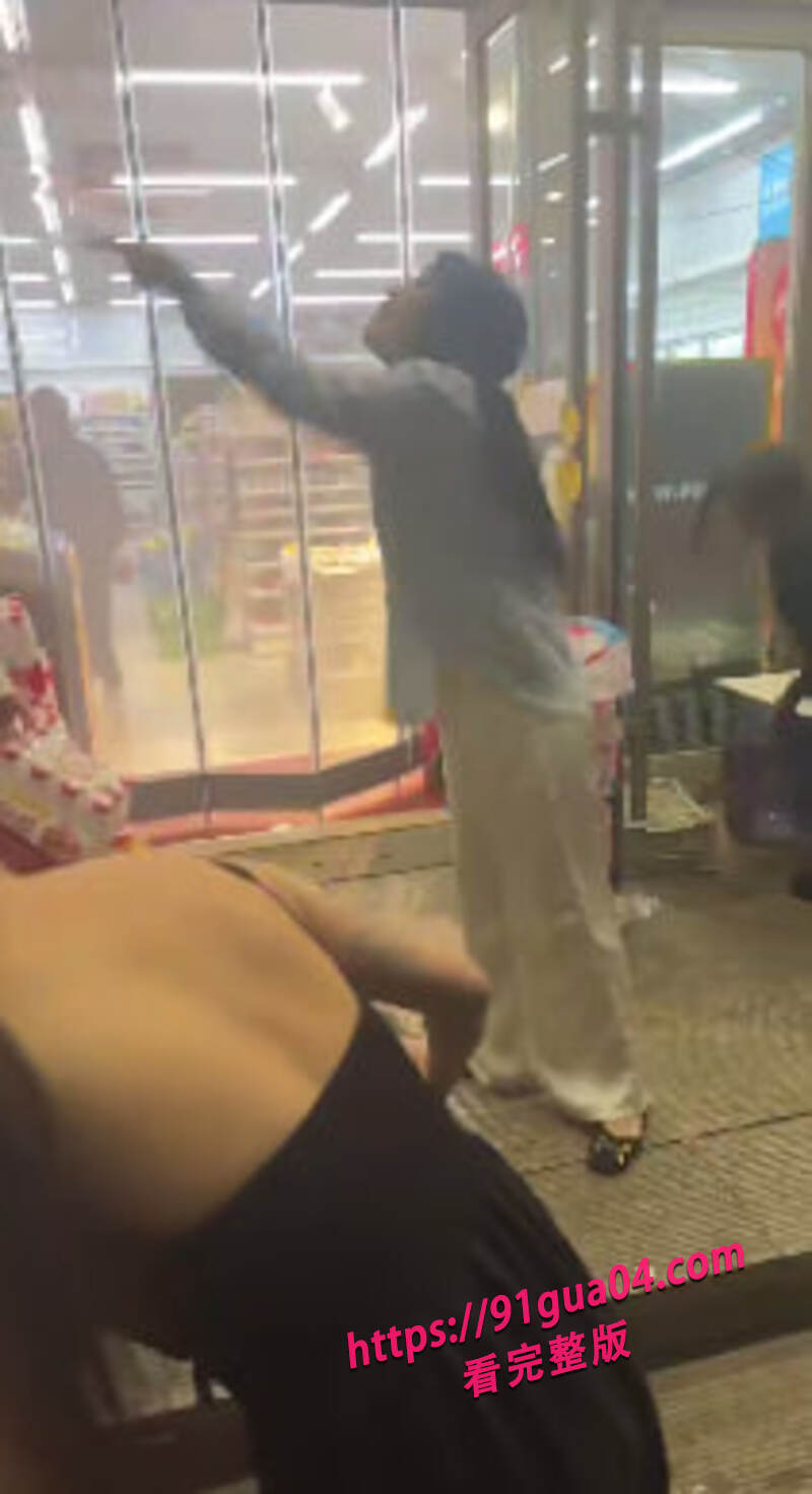 东北精神小妹街头约架 一旁大哥不断煽风点火