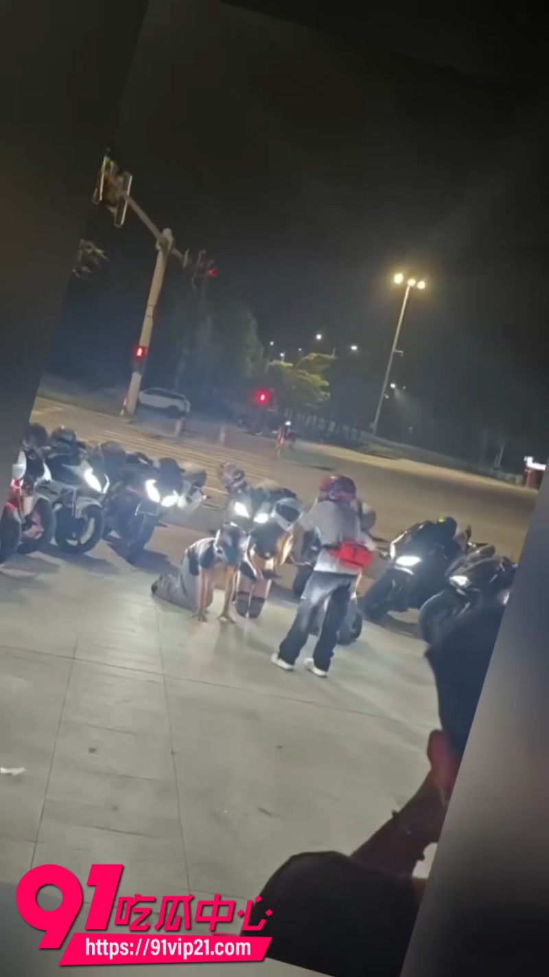 重庆街头调教热门吃瓜事件纹身机车少女被拴上狗链拉去户外调教跪地爬行完成主人的任务1 重庆街头调教热门吃瓜事件纹身机车少女被拴上狗链拉去户外调教跪地爬行完成主人的任务1