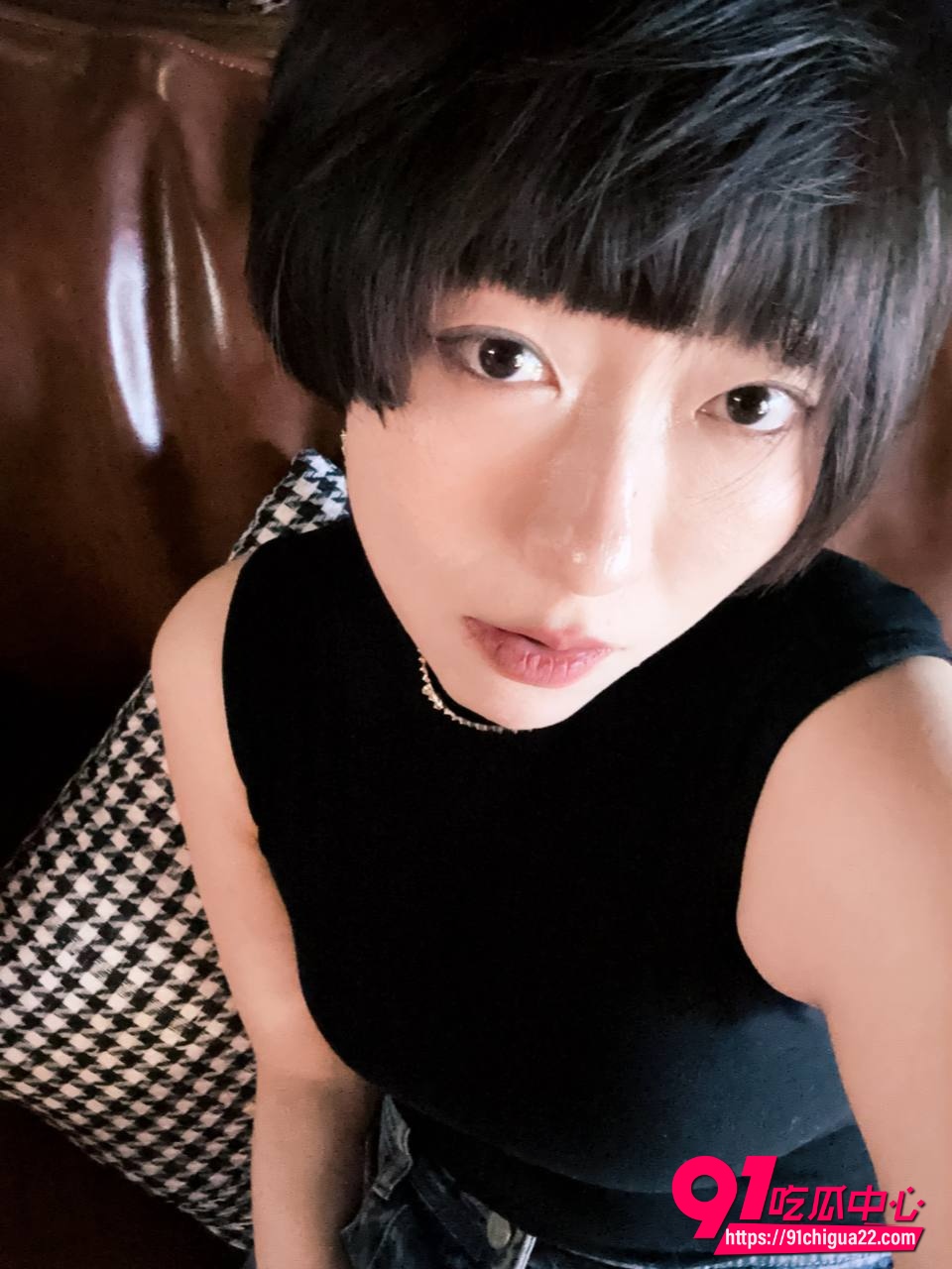 甘肃少妇马燕瞒着老公跟上司酒店偷情 跪地深喉黑鸡巴 骚穴被干到喷水尖叫