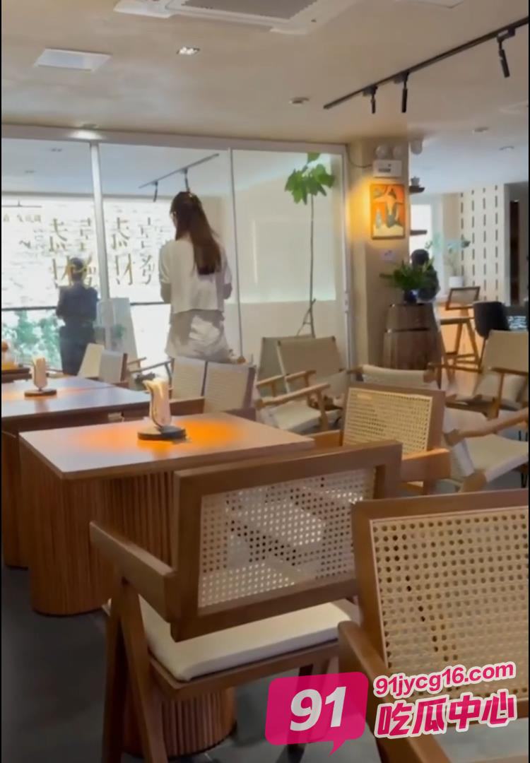 约了个大学生出来装矜持写作业！直接大棒伺候令其沉沦～ 配图