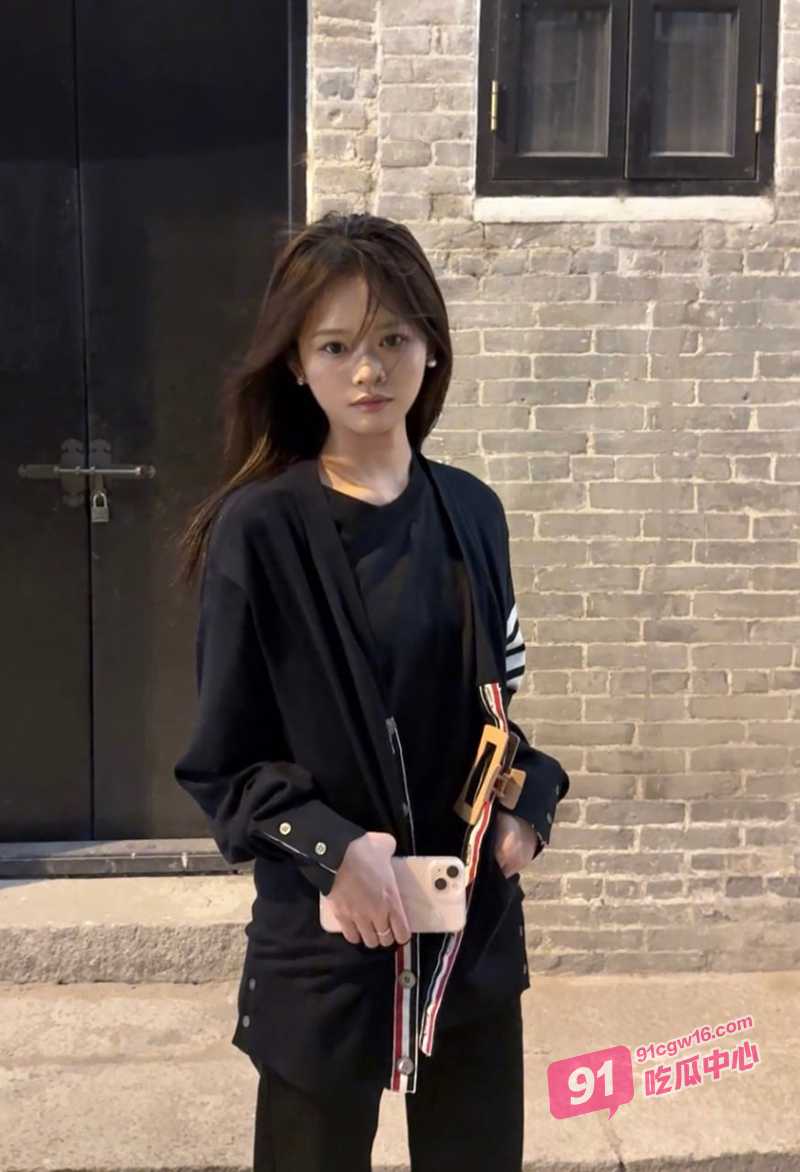推特博主一杆钢枪群P嫩妹合集～边操逼边看卫视跨年 配图