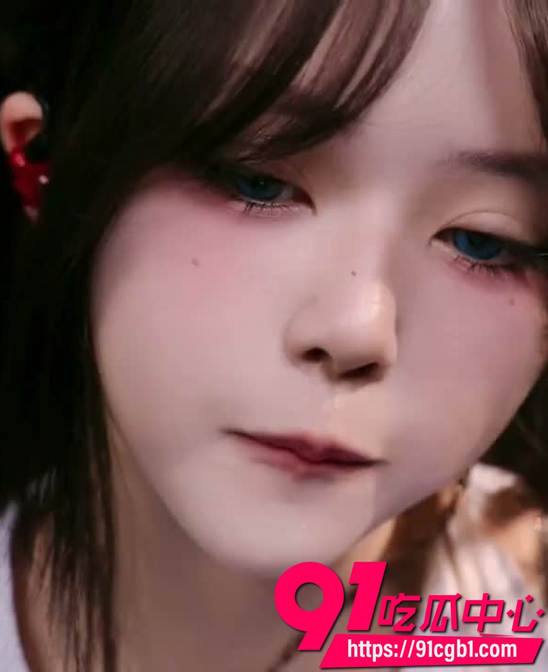 B站声控博主啵啵眠眠擦边限定ASMR 吐舌舔屏烈焰红唇水嫩小舌头镜头挑逗助眠解压2