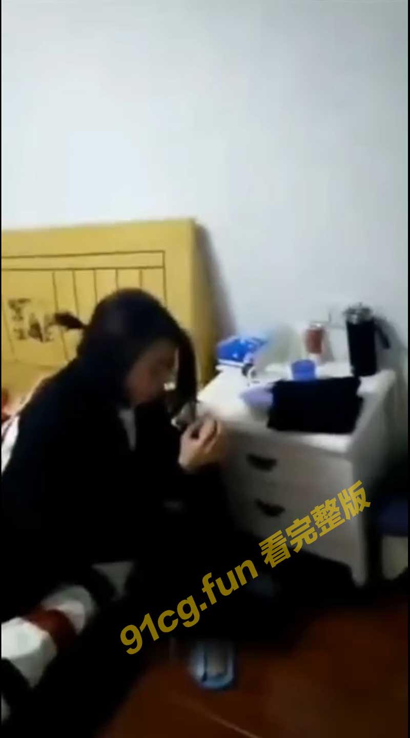 男朋友出门妻子和老王偷情 临时回家抓现行 床上乱七八糟被扇耳光