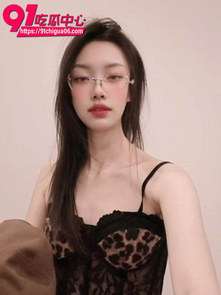 温柔眼镜娘下海私拍吃鸡福利2