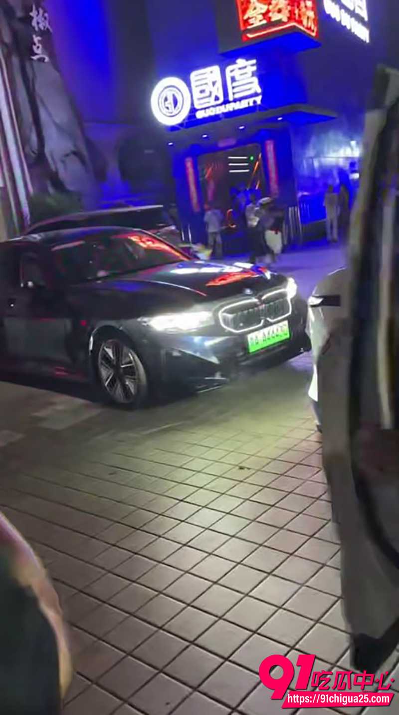 海口夜市男子驾驶轿车撞人  4
