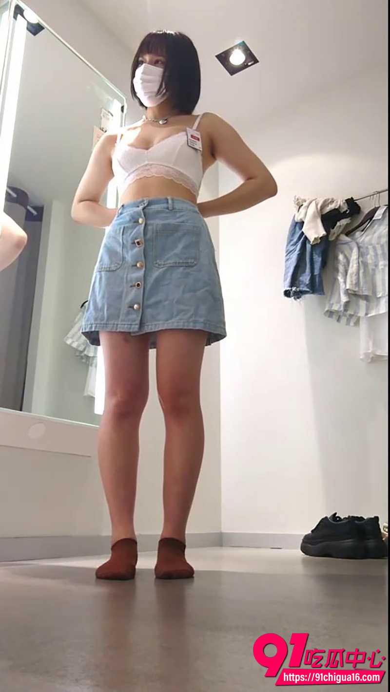 女教室换装偷拍 高颜值学生妹换装 圆润美乳笔挺撩人！