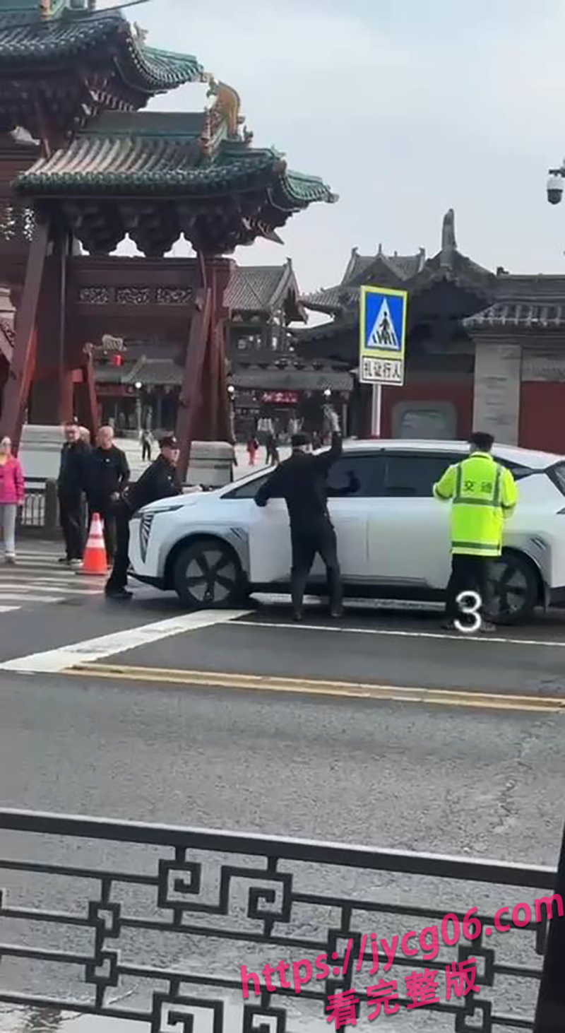 山西晋城街头大戏！电车顶着保安狂飙 交警都看傻了