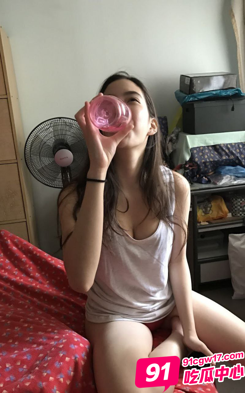 新加坡小情侣性爱自拍 超高的颜值和苗条的身材极具迷人 脸上销魂的表情没人能扛住