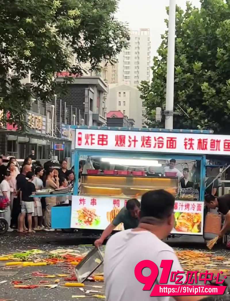 迎泰新城夜市炸串摊老板夫妇吵架 1 迎泰新城夜市炸串摊老板夫妇吵架 1