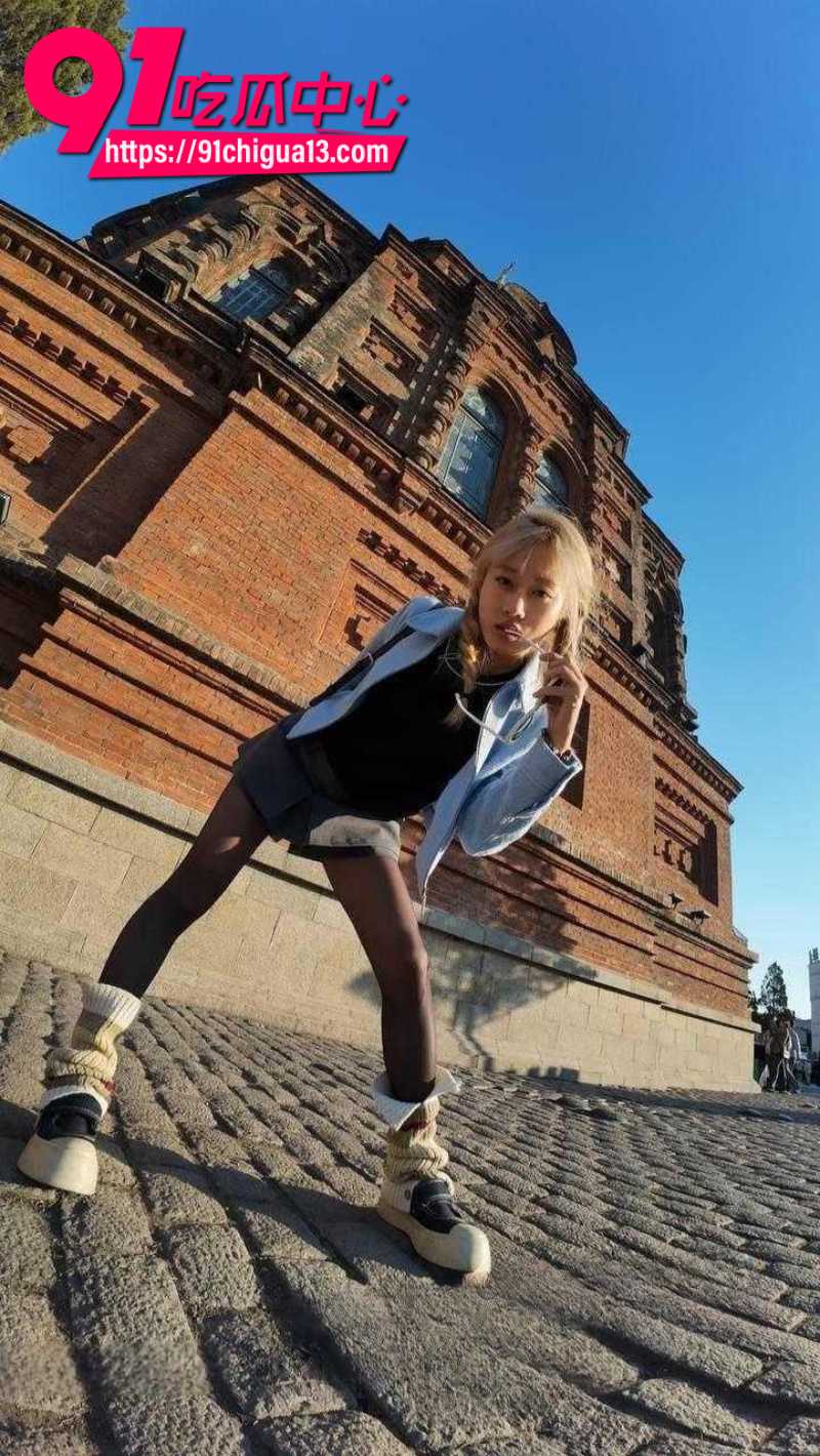 英国饥渴女留学生 被男友背刺 两人自拍的大尺度性爱视频全网曝光