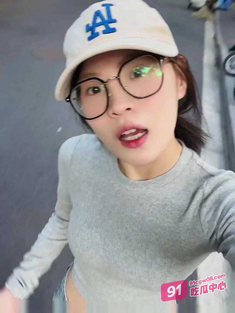 山东眼镜妹曾雨悦调教合集 表面清纯床上却骚的一批 吃鸡做爱的姿势被调教的十分到位~