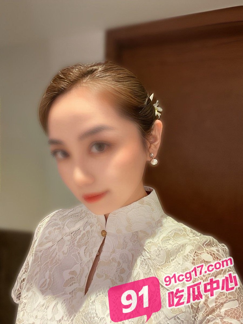 淫荡人妻会的不少 户外穿上情趣制服露出 酒店勾引老公啪啪