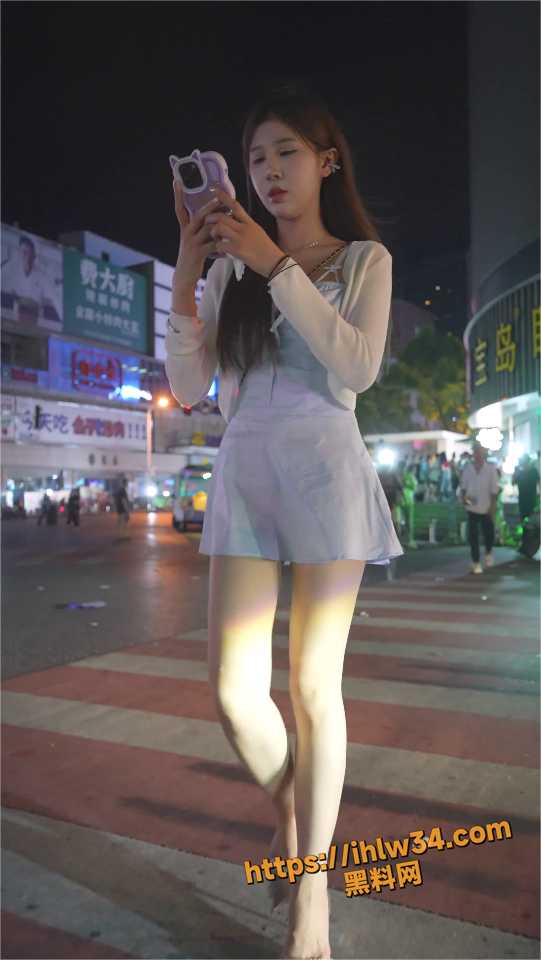 街头抄底到欣赏大长腿小姐姐的魅力在到发现小姐姐的另外一面 吊带连衣裙下性感粉红丁字内裤！