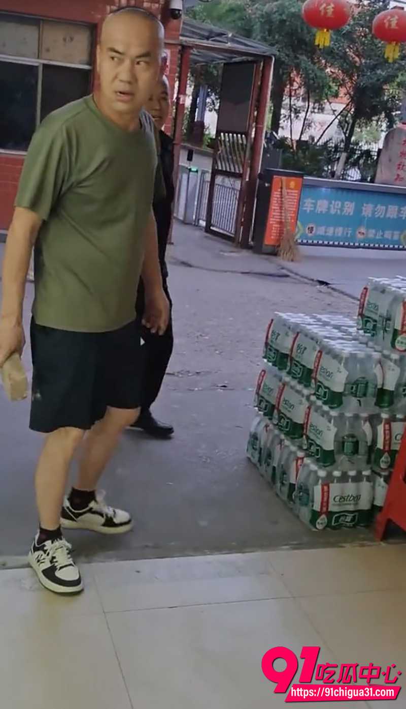 光头男子砸店 2