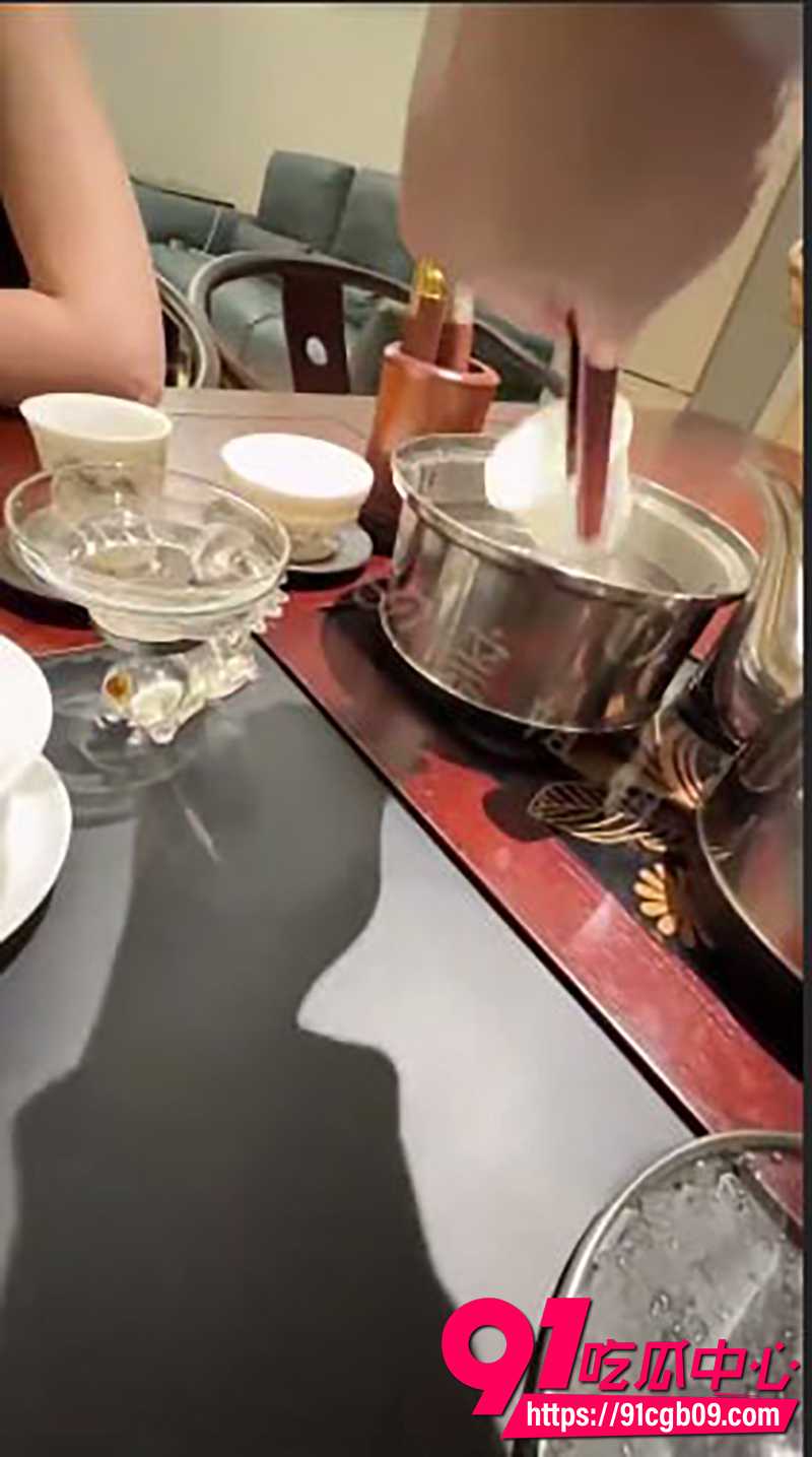 瓜友投稿 黑丝学姐不穿内裤勾引 被我按桌上猛操到喷水!