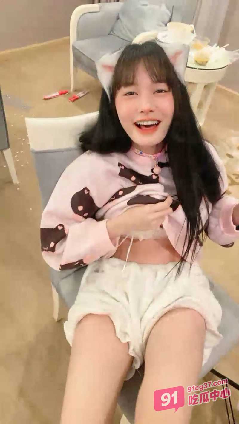 蜜桃妹妹直播大秀 肥臀被肛塞菊花 男友猛烈打桩射太快 似乎还不够满足！