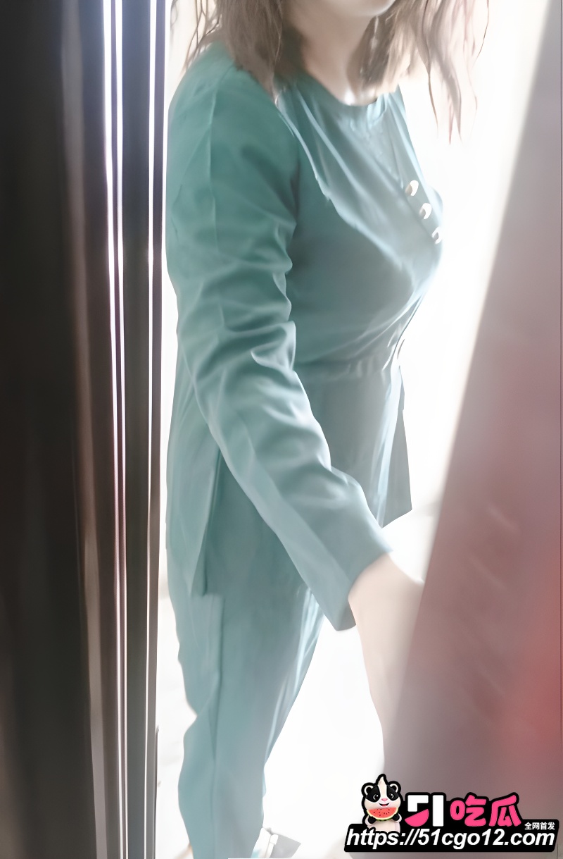 海角大神包容的岳母 丈母娘把我叫她家 沙发扒掉内裤强制抽插骚穴 操完哭着让我滚