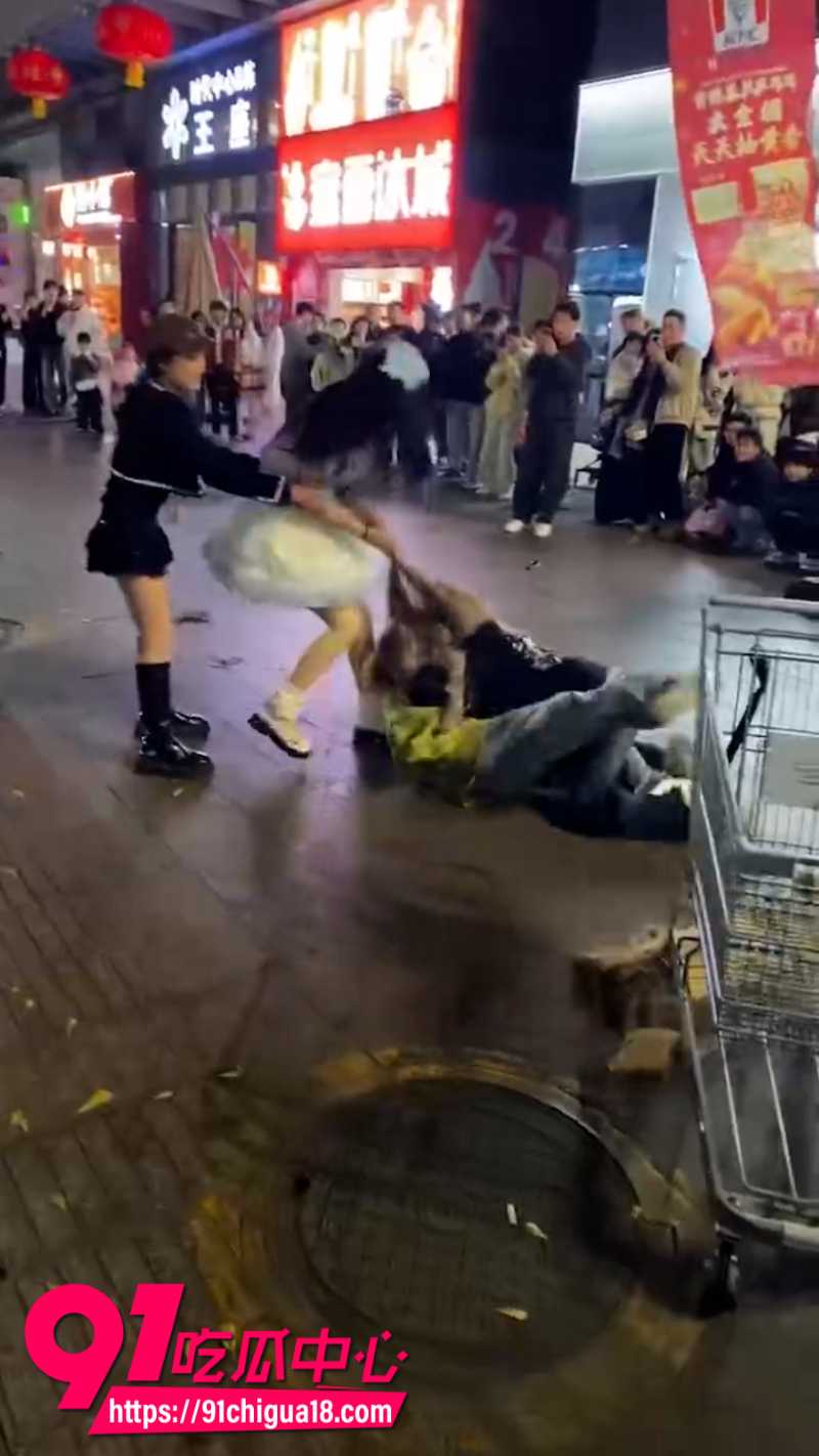 广西精神小妹在普宁广场打群架现场画面7
