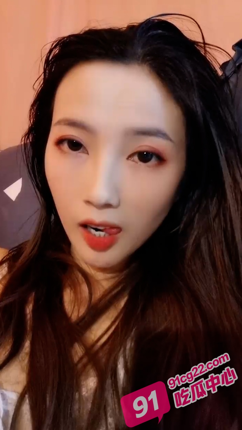 “生活要想满足 下海实现富足” 气质美女难挡金钱欲 出租屋里初尝卖逼的快乐！ 配图
