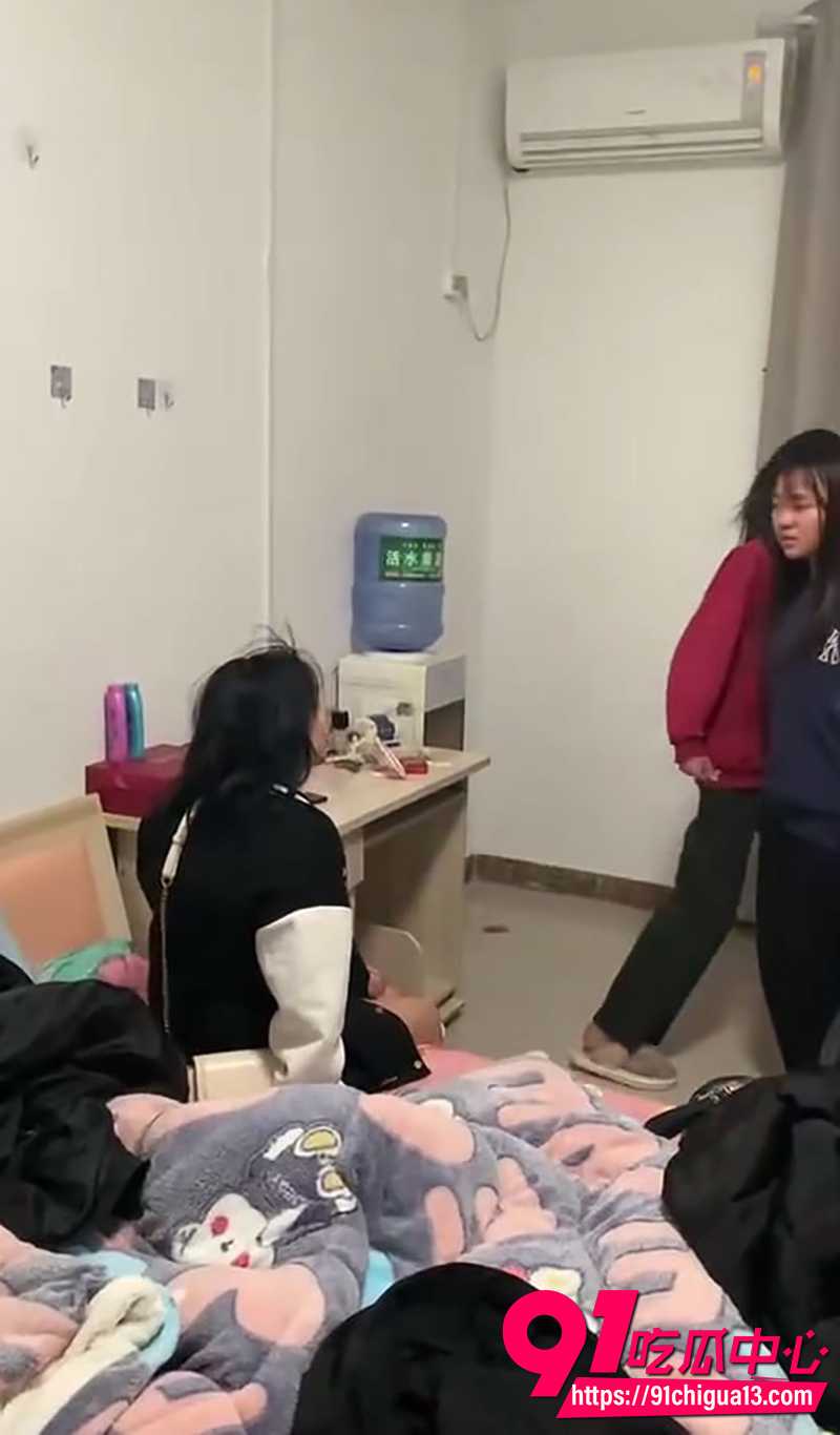 简直是畜生 精神小妹关门暴打无辜少女 同伙竟在旁边比耶炫耀!