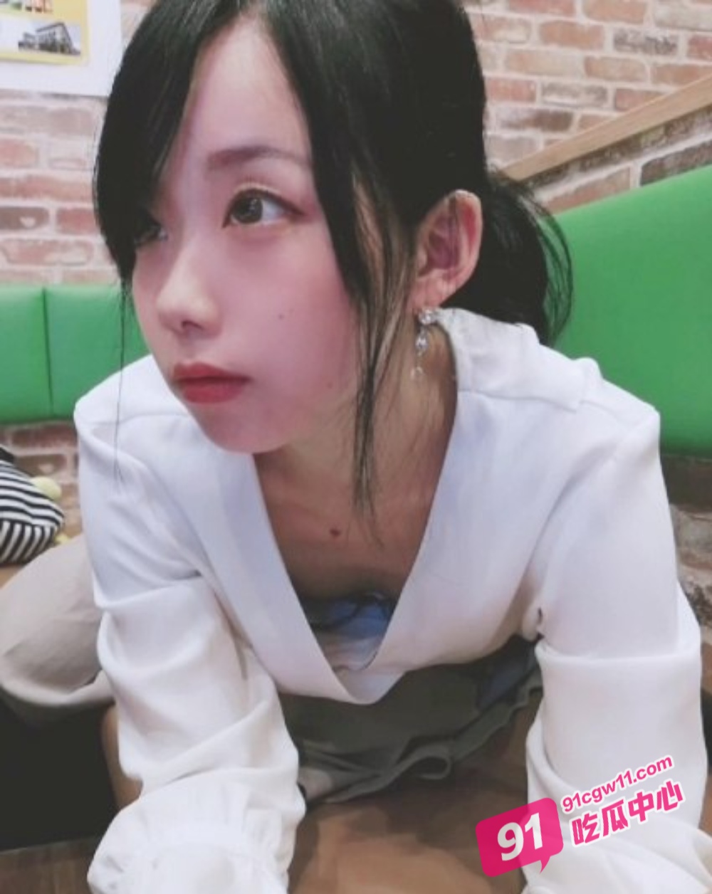 00后清纯学妹 宋羽西 化身下贱母狗被金主爸爸的肉棒肆意拍打按在胯下狠狠羞辱！ 配图5