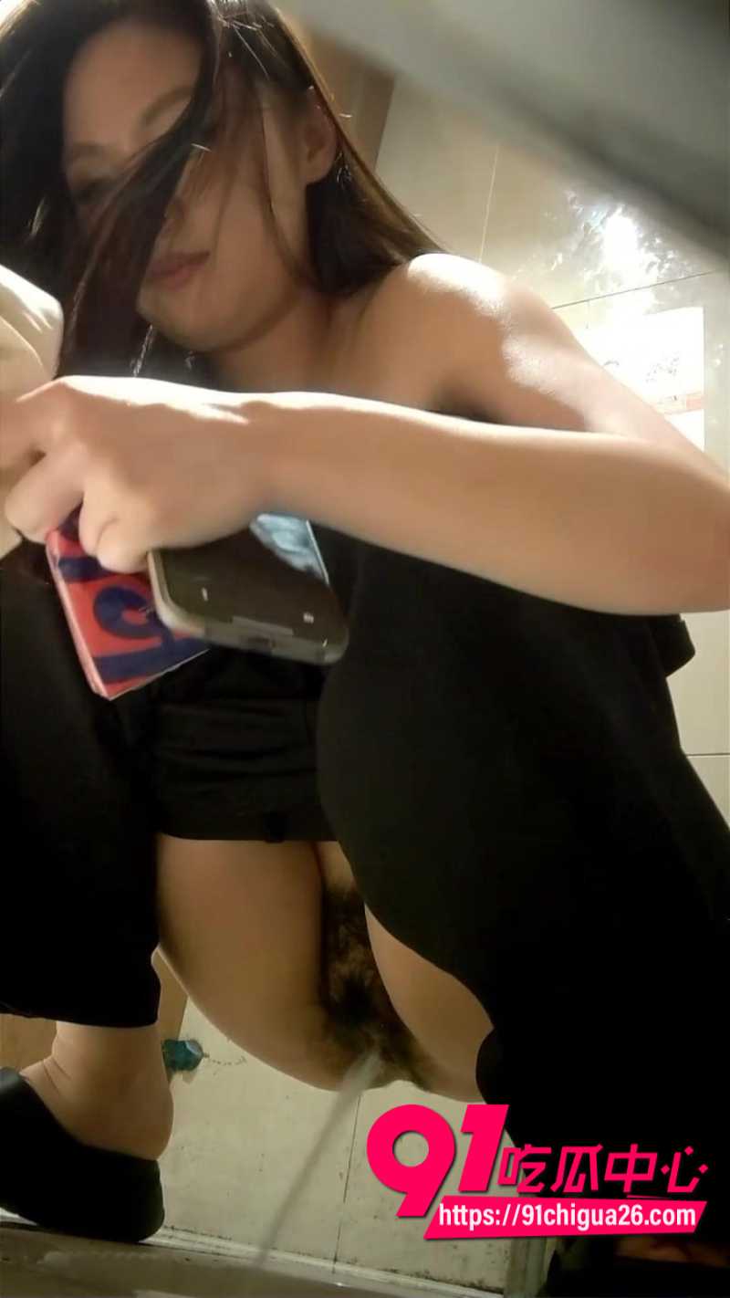 独家偷拍高颜值美女在女厕所尿尿全景7