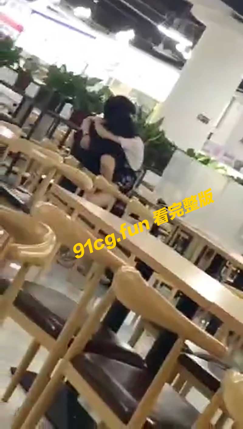 广州华立学院 饥渴大学生性爱视频流出 小情侣因疫情无法出校开房 直接在饭堂啪啪