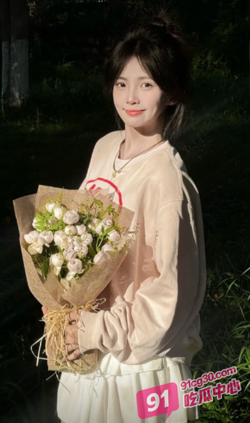 00后嫩妹张嘉怡被顶级约炮大神江南第一深情俘获 再现小白兔被大灰狼吃干抹净现场！ 配图2