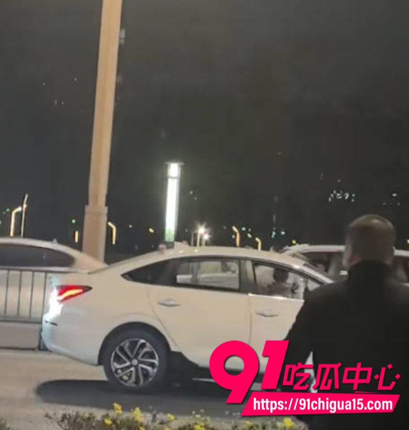 成都龙湖蜀新天街发生交通事故两人争吵期间奇瑞男子误伤老婆压断腿8