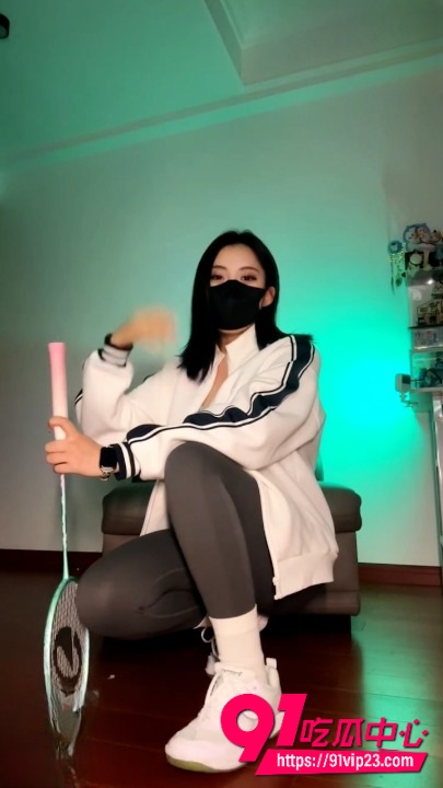 博主御清足控调教视频 运动后酸臭棉袜闷臭运动鞋当口罩 变吸边被臭丝袜搓着鸡巴！