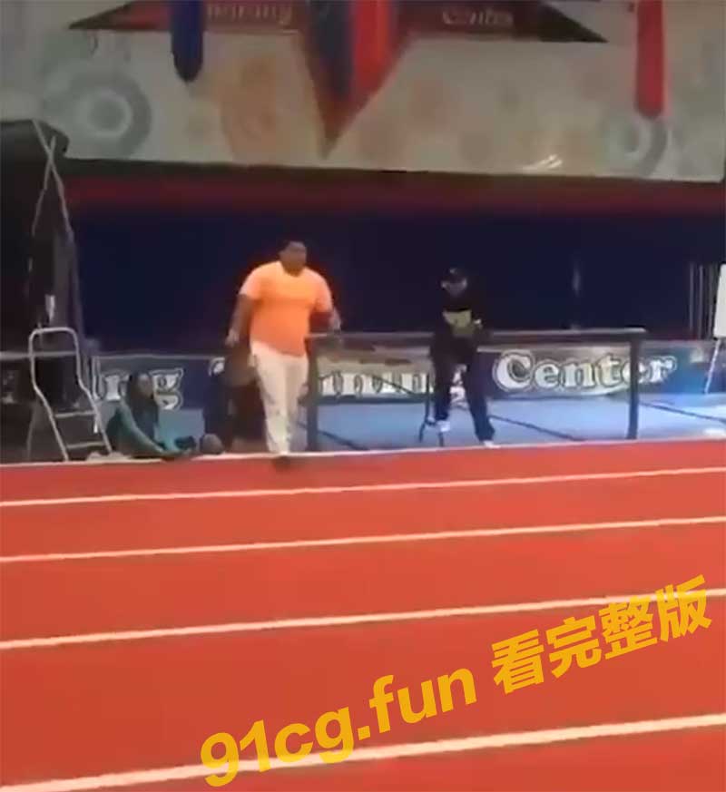 抖音搞笑视频 灵活的胖子 室内运动场高台一跳震翻众人 胖哥灵活反差太逗