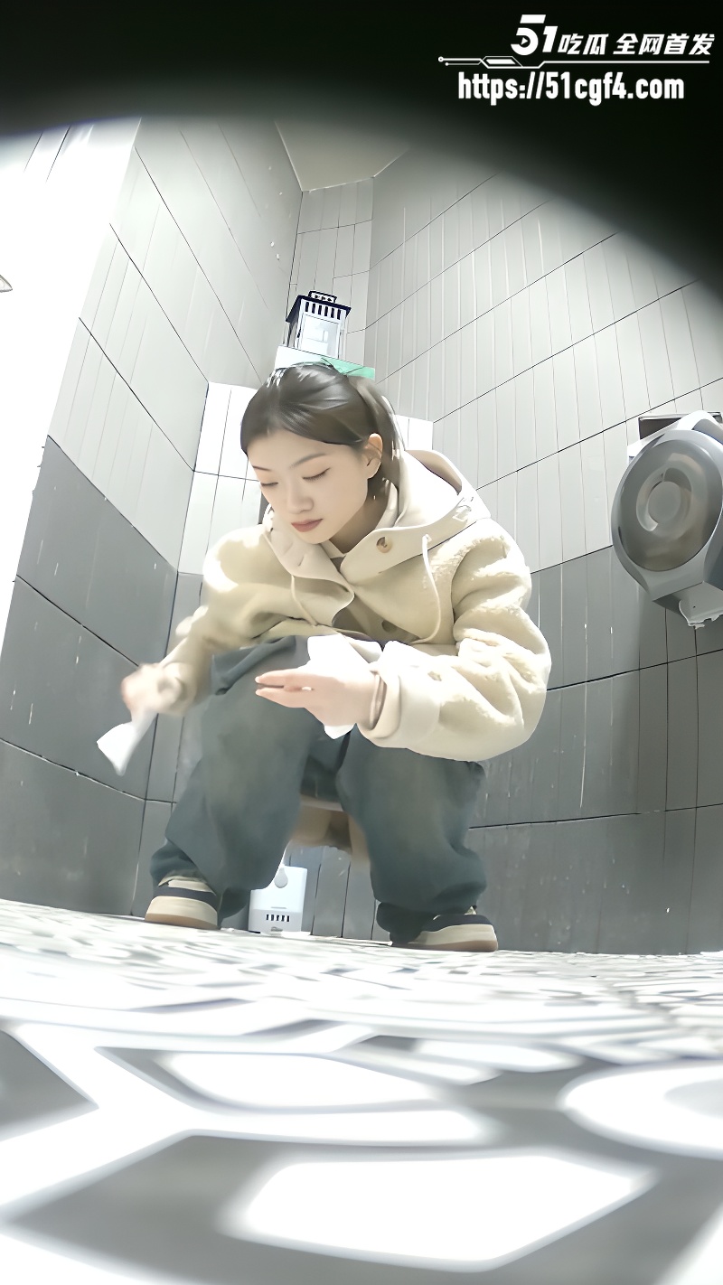 商场女厕偷拍 4 商场女厕偷拍 4