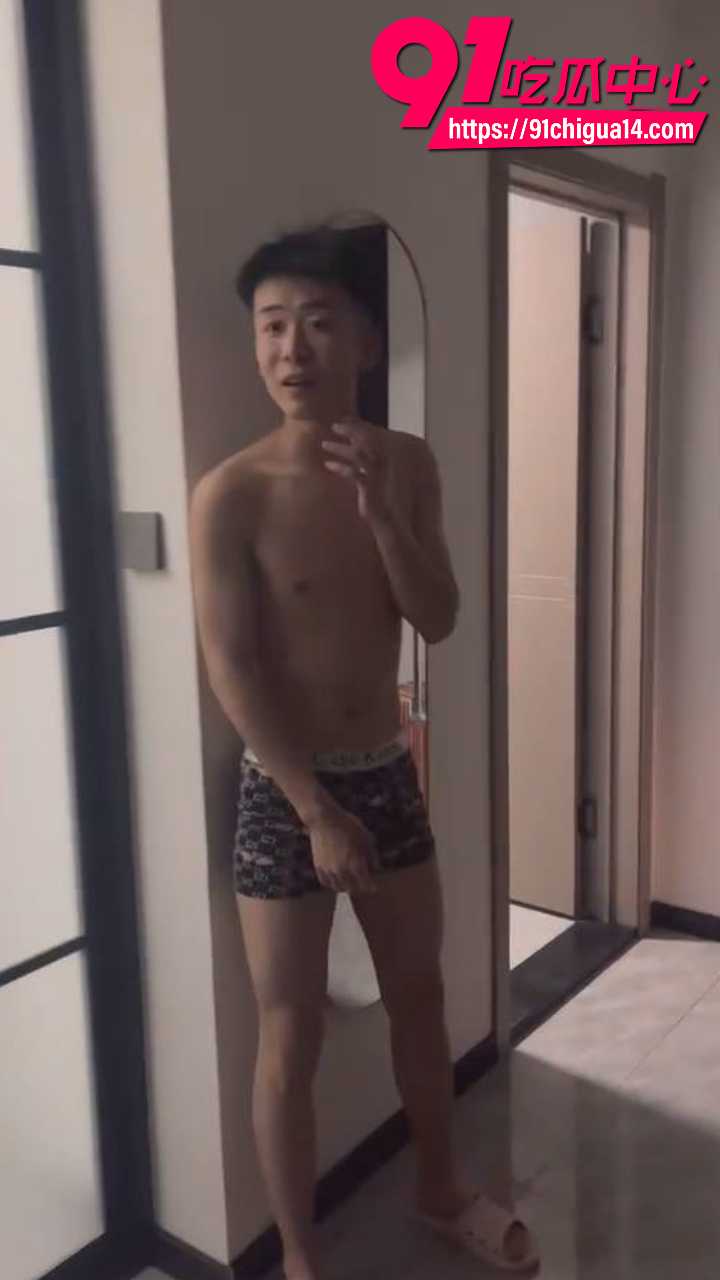 黄毛精神小伙深夜持刀闯房狂砍3