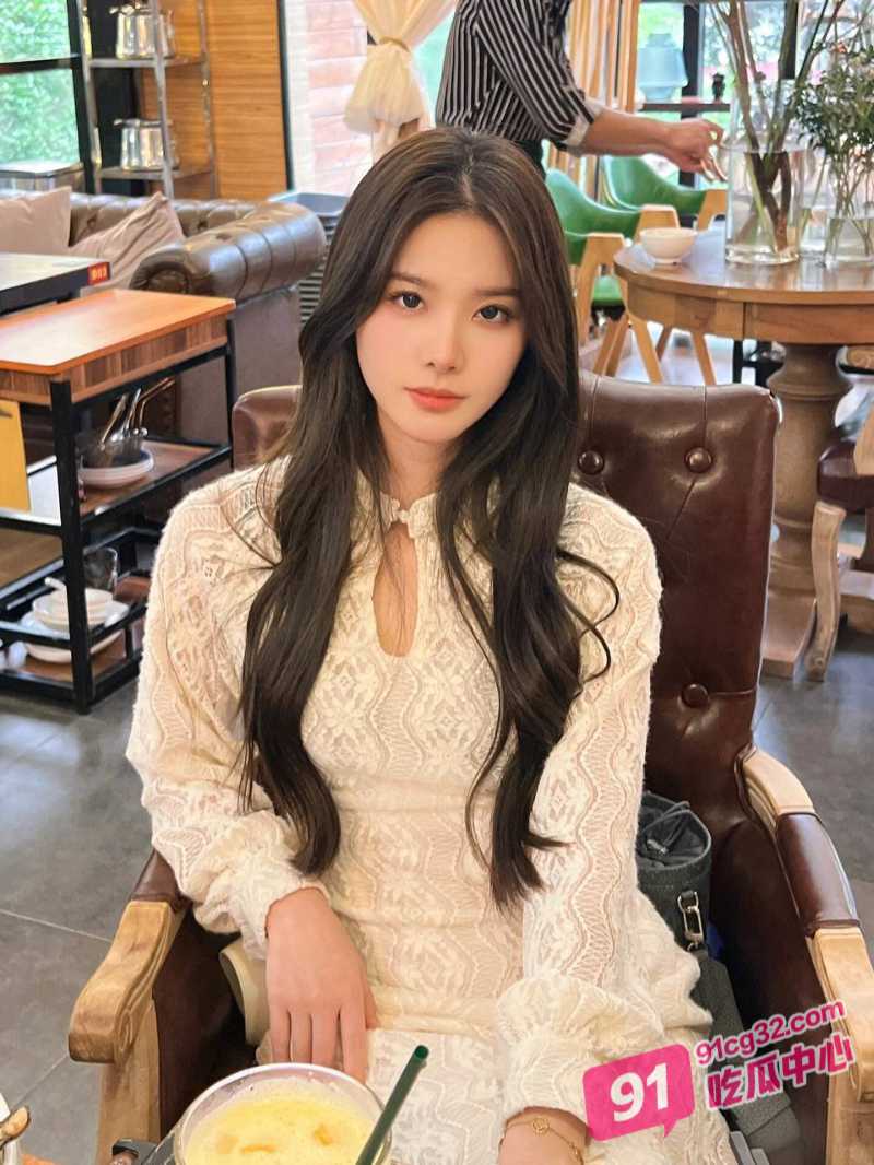 深夜撸片推荐～日本痴汉小伙偷看女老板换衣服 勇敢上前强推吃软饭！ 配图3