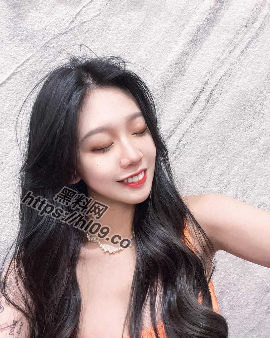 广州做生意的台妹嫌弃老公鸡鸡太小不能满足自己，直接外出偷情，和炮友俩人爆出经典淫语对白！