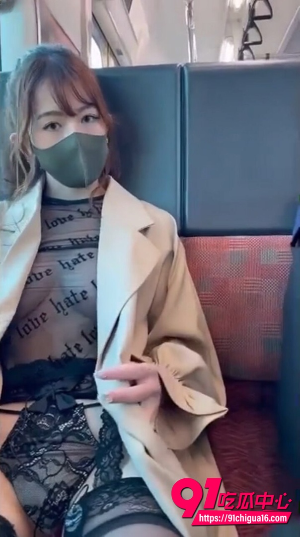 日本极品反差美女 透明连体黑丝在户外小穴塞跳蛋大胆露出