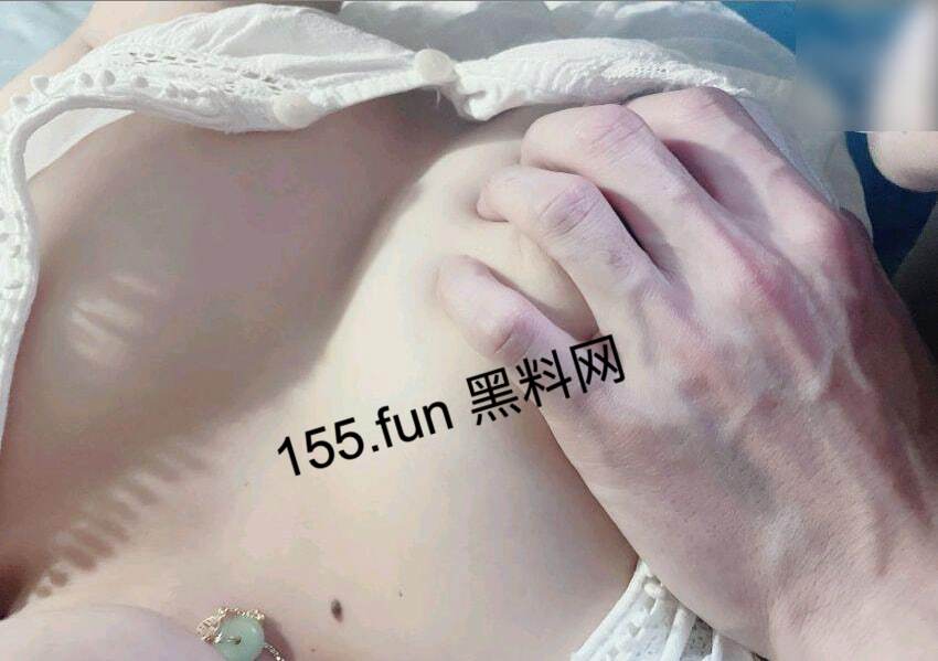 【原创首发】（13）表妹奶⼦随便玩，当摸下⾯的时候⽣⽓了。。。难搞！4p