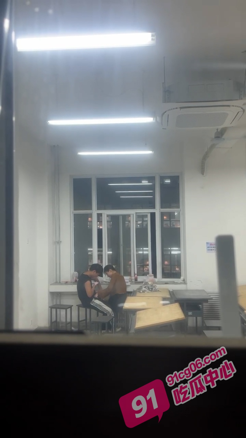 西安建筑科技大学草堂校区~情侣互助扣逼足交被拍 全网疯传!
