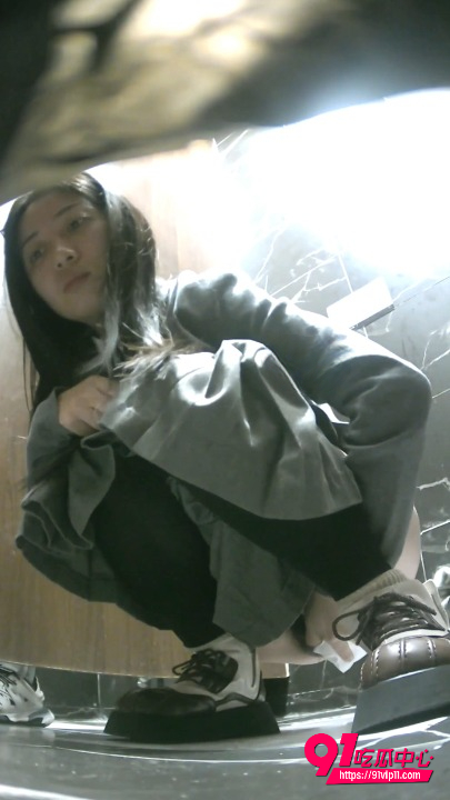 酒吧女厕全景偷拍5