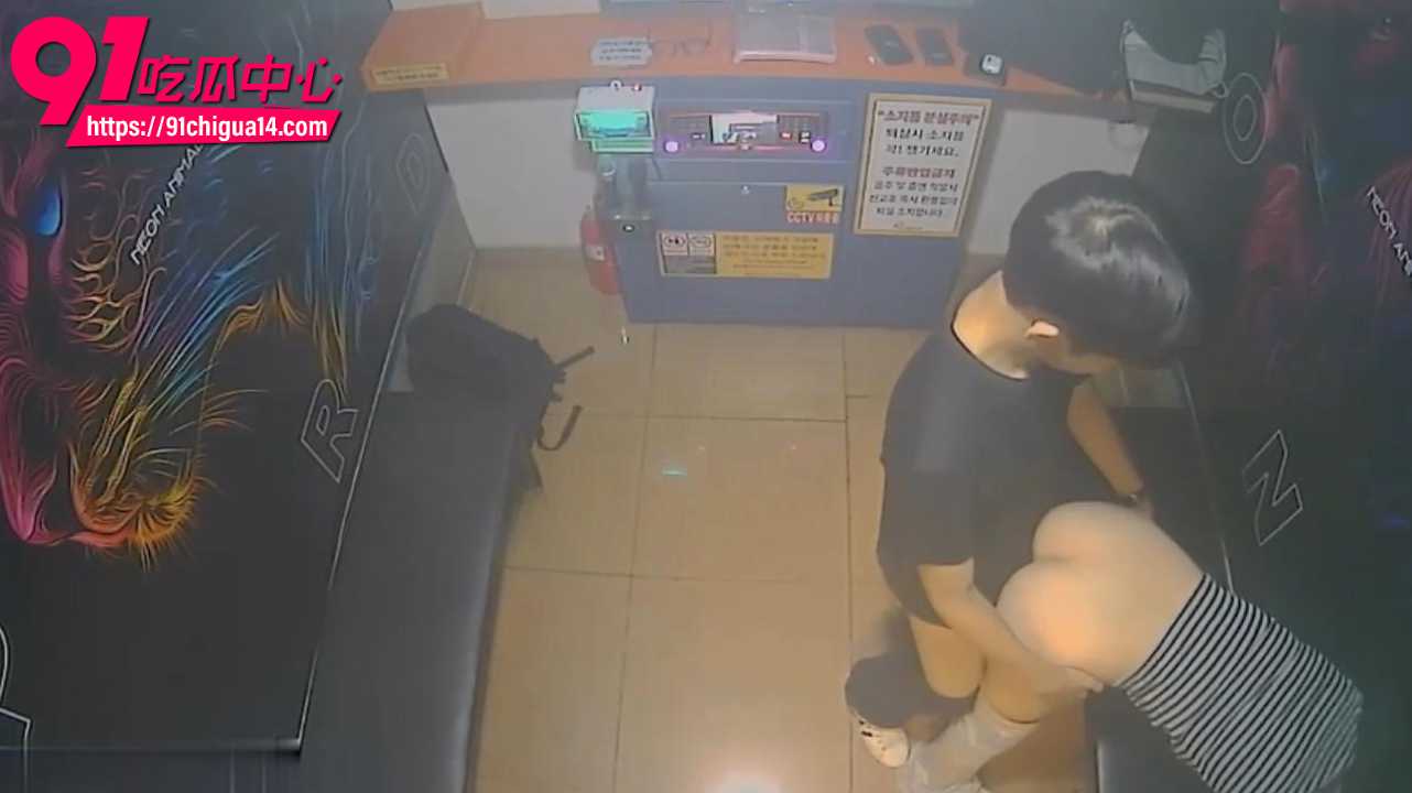 小情侣沙发上直接开干全程高清流出4