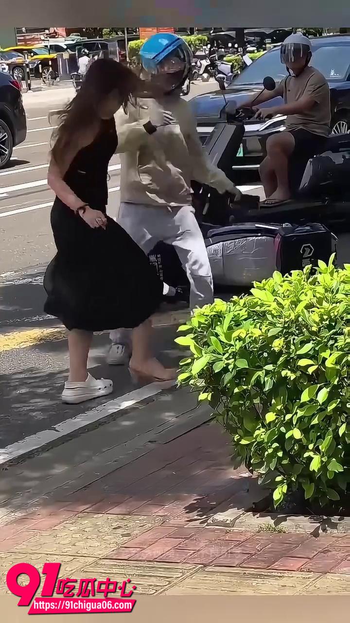 小米yu7女车主剐蹭监控9