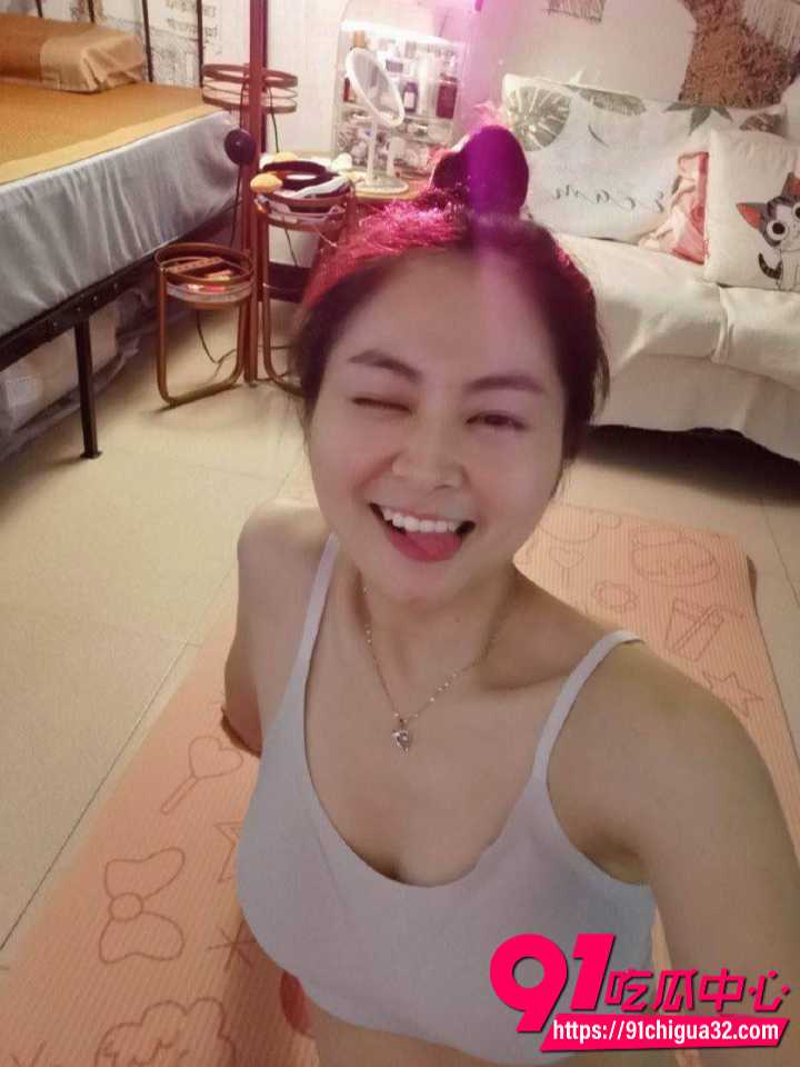 华侨大学老师林婉真大尺度私密视频流出 短发素颜裸身自拍 床上被猛插骚穴