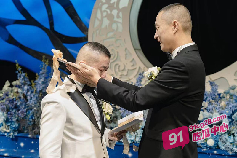 成都北湖筵禧GAY婚礼 唯爱与生命不可辜负 现场激吻太辣眼睛!