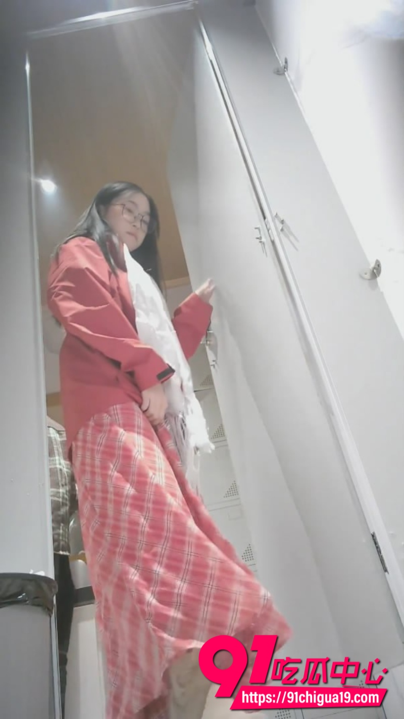 高校女厕后侧偷拍泄密 美女翘臀嫩穴全暴露 看得鸡巴硬爆!