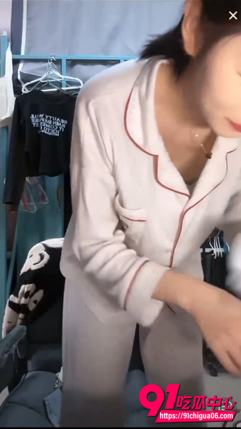 偷拍室友换衣服走光4