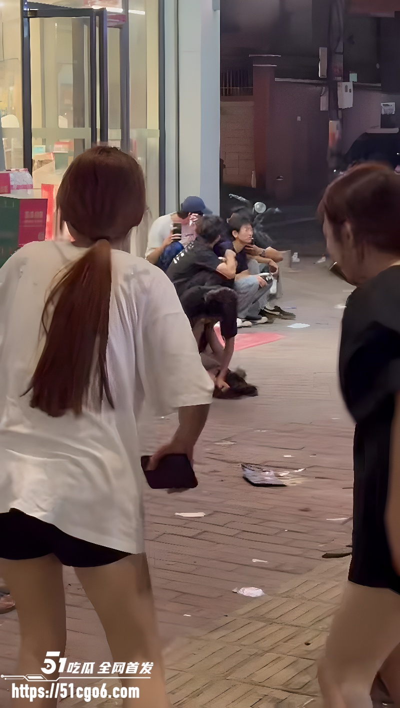 精神小妹当街打架 5
