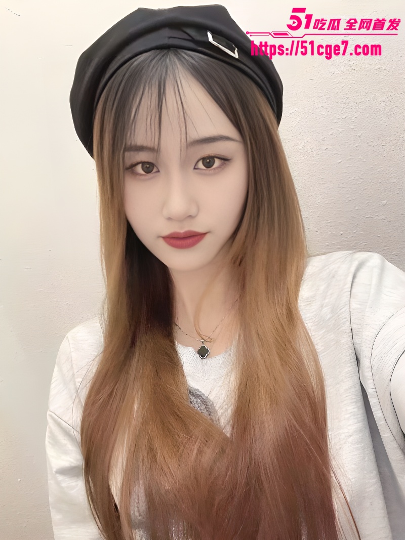 反差学生妹酒店性爱自拍 3